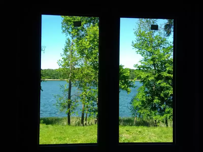okna z jeziorem